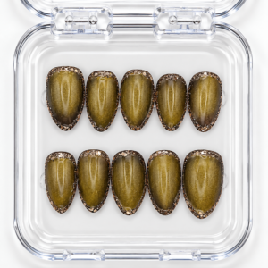 Olive Aurora press-on nails, Karève